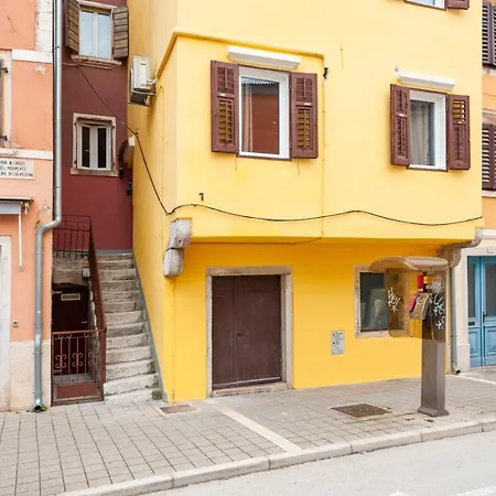 The Yellow House Apartments Rovinj Exterior photo