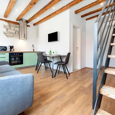 The Yellow House Apartments Rovinj Exterior photo