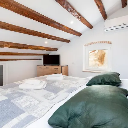 The Yellow House Apartments Rovinj Exterior photo