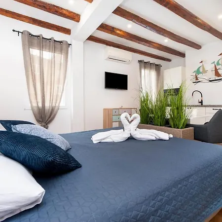 The Yellow House Apartments Rovinj Exterior photo