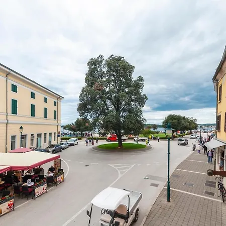 The Yellow House Apartments Rovinj Exterior photo
