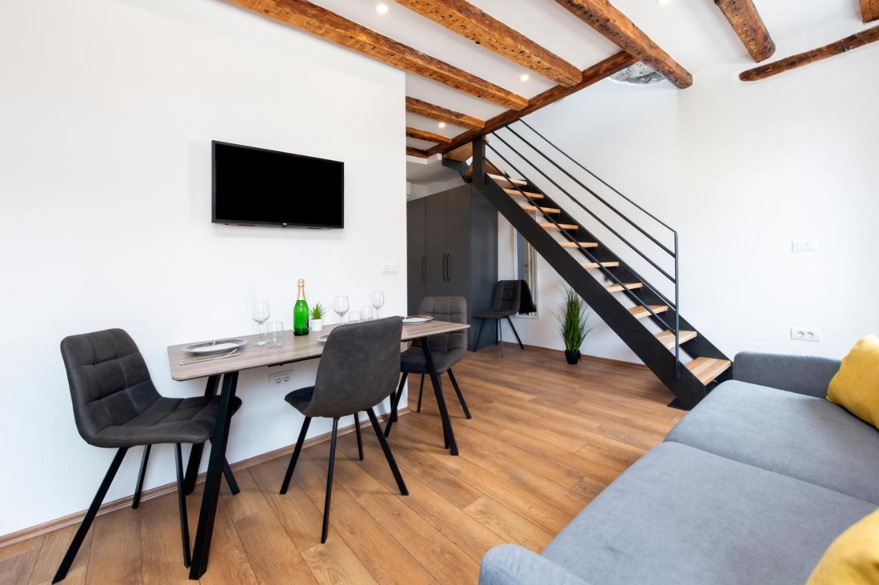 The Yellow House Apartment