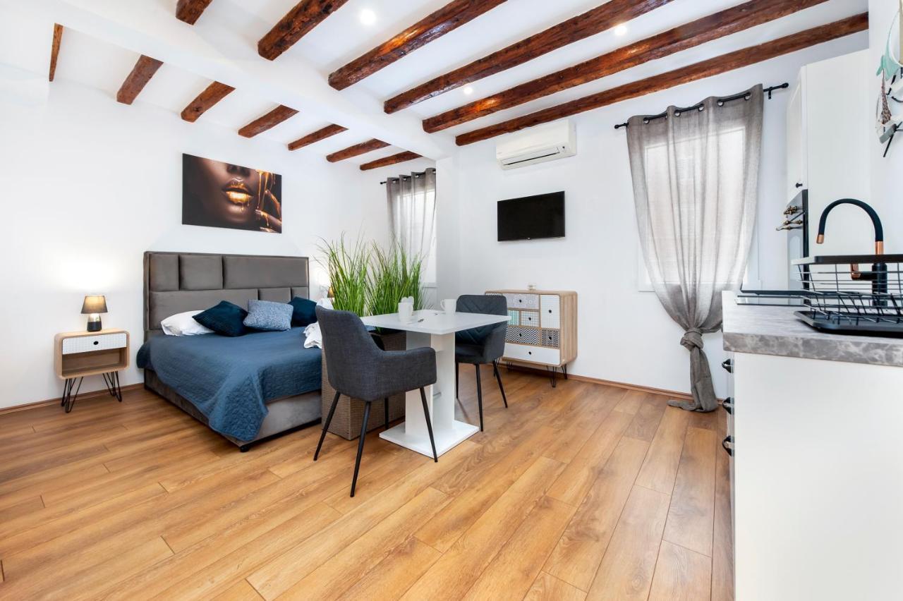 The Yellow House Apartment *